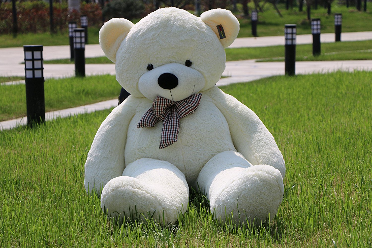 Old Teddy Bears: Nostalgic Childhood Companions插图1