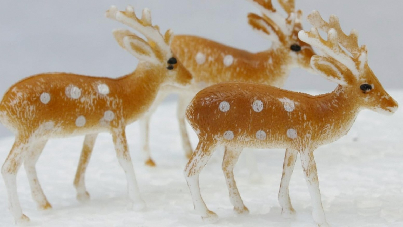 Affordable Plastic Christmas Reindeer: Boost Your Holiday Decor插图2