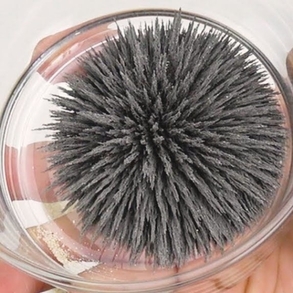 is kinetic sand magnetic