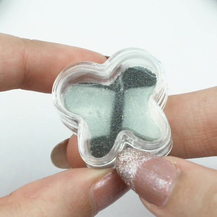 is kinetic sand magnetic