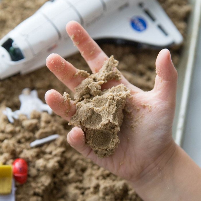 moon sand vs kinetic sand